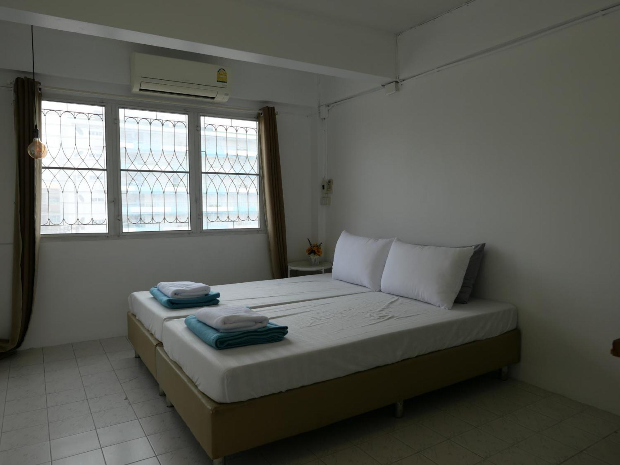 Films House Hostel Bangsaen Exteriör bild