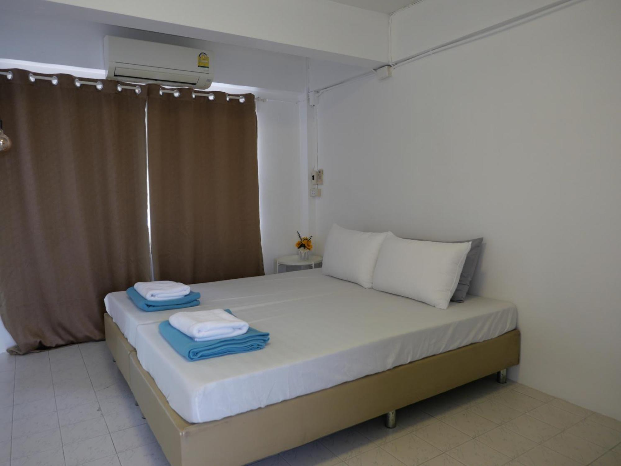 Films House Hostel Bangsaen Exteriör bild