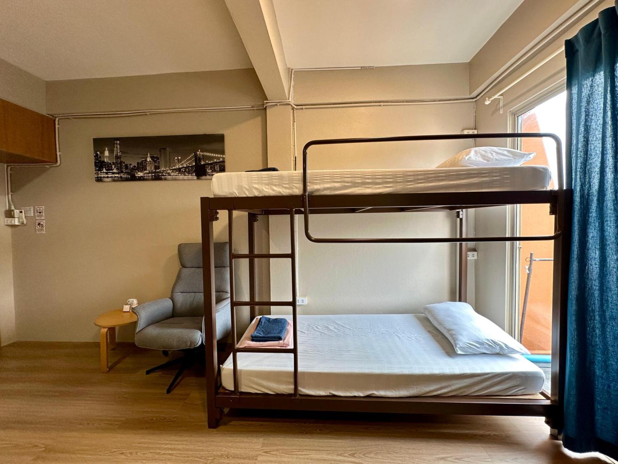 Films House Hostel Bangsaen Exteriör bild